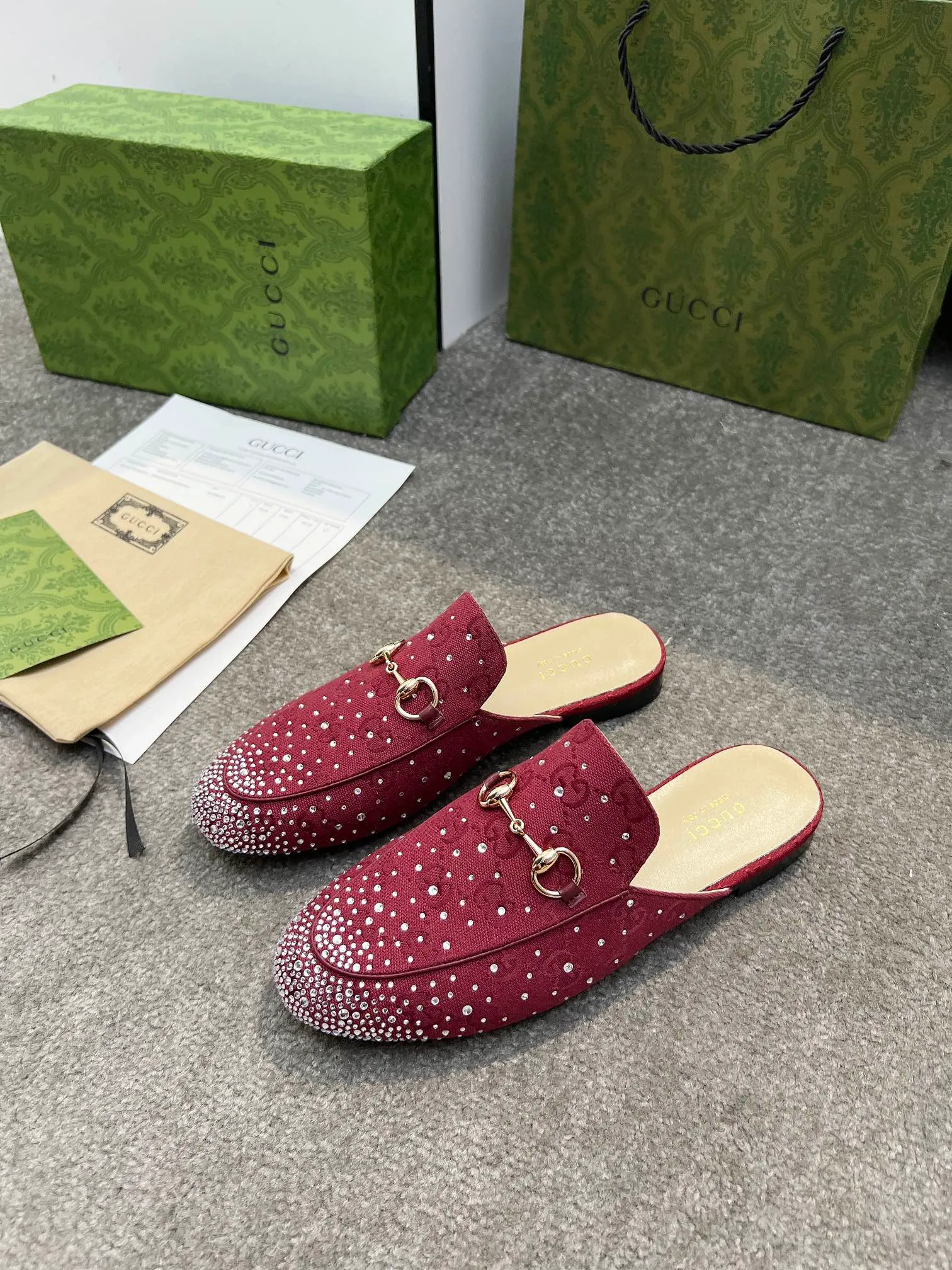 👟👟Ex-factory price 380👟👟 Genuine leather sole +50 Original quality guccisummer's latest limited edition slippers, top quality, purchased genuine development original special hot diamond process classic double G presbyopic inner sheepskin with Italian original board material and craftsmanship are the same as the original! Code number: 35-42,